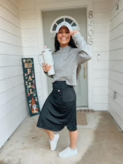 Women's Clothing Essentials for Travel: Space-Saving and Cost-Effective Options