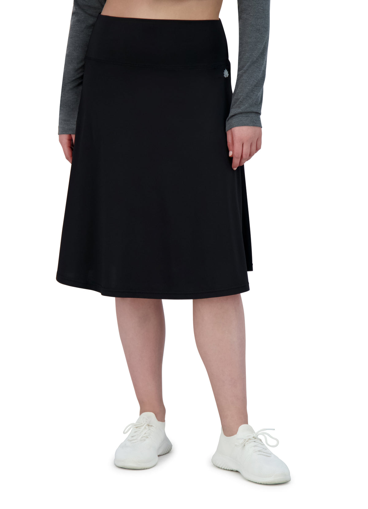 Woman wearing Snoga Athletics black lightweight modest athletic skirt with zipper pocket