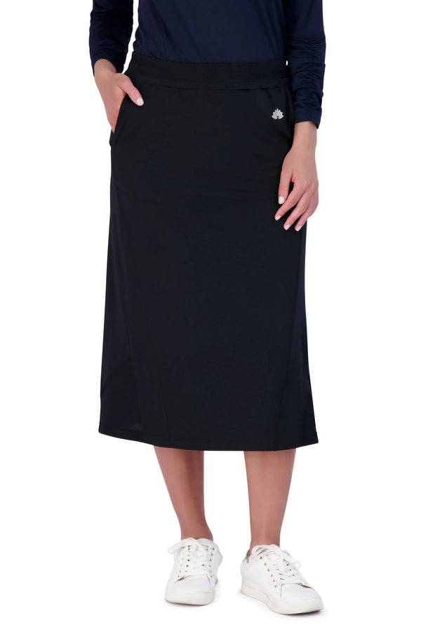 Snoga Athletics black modest travel skirt with side pockets, worn by woman in sneakers