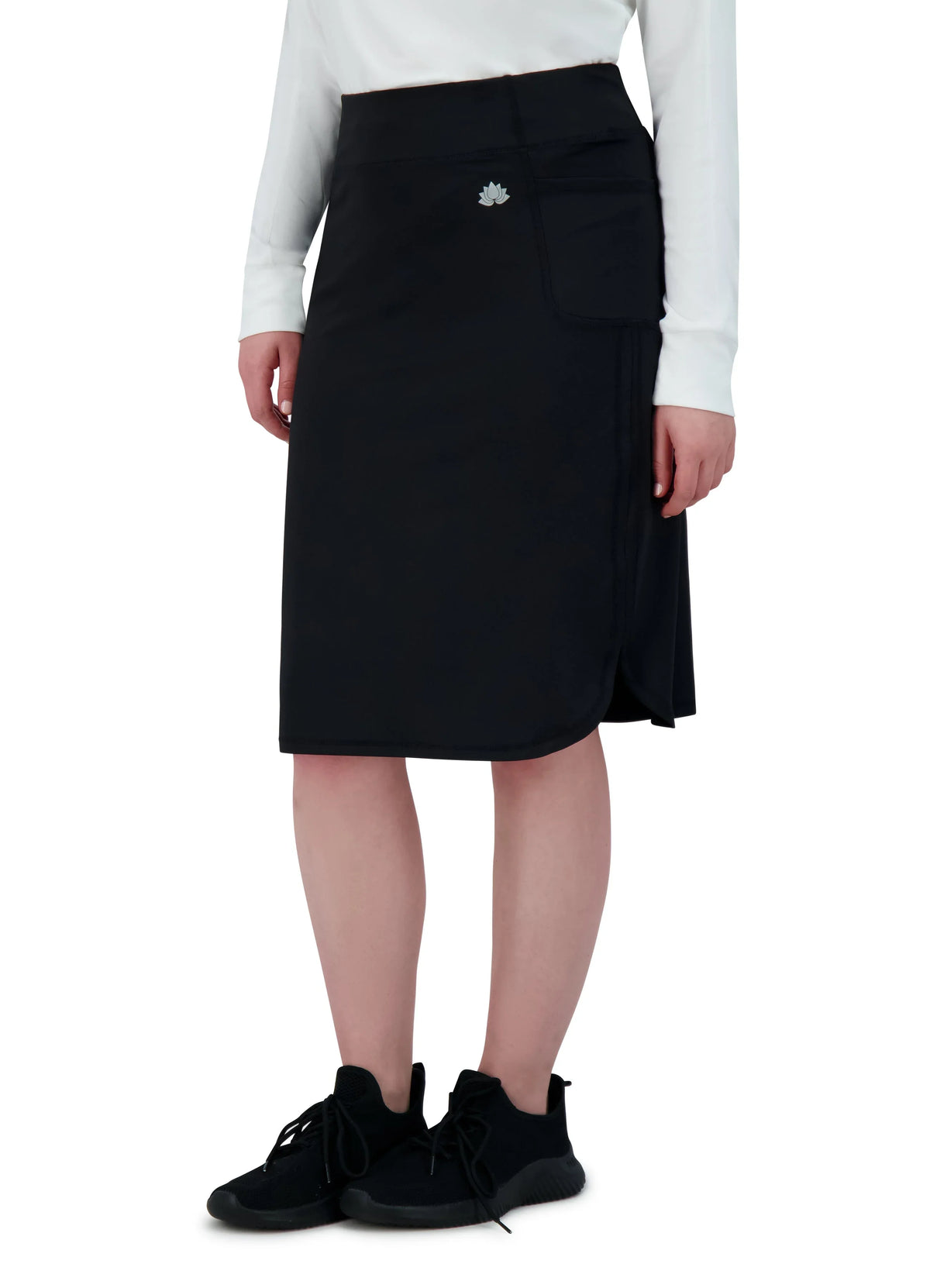 Snoga Athletics black sport pocket fitness skirt for women, knee-length, worn with sneakers